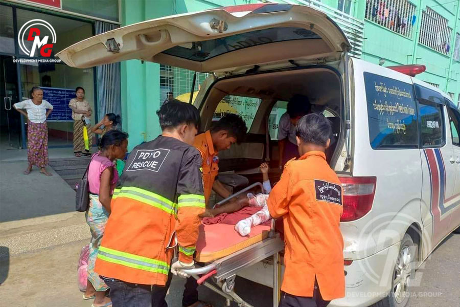 Local charity PDYO transports a child injured in an explosion of remnants of war in October 2023 from Ponnagyun to Sittwe Hospital.